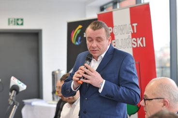 W Zespole Szkół nr 1 w Wieluniu podpisano umowę na budowę boiska